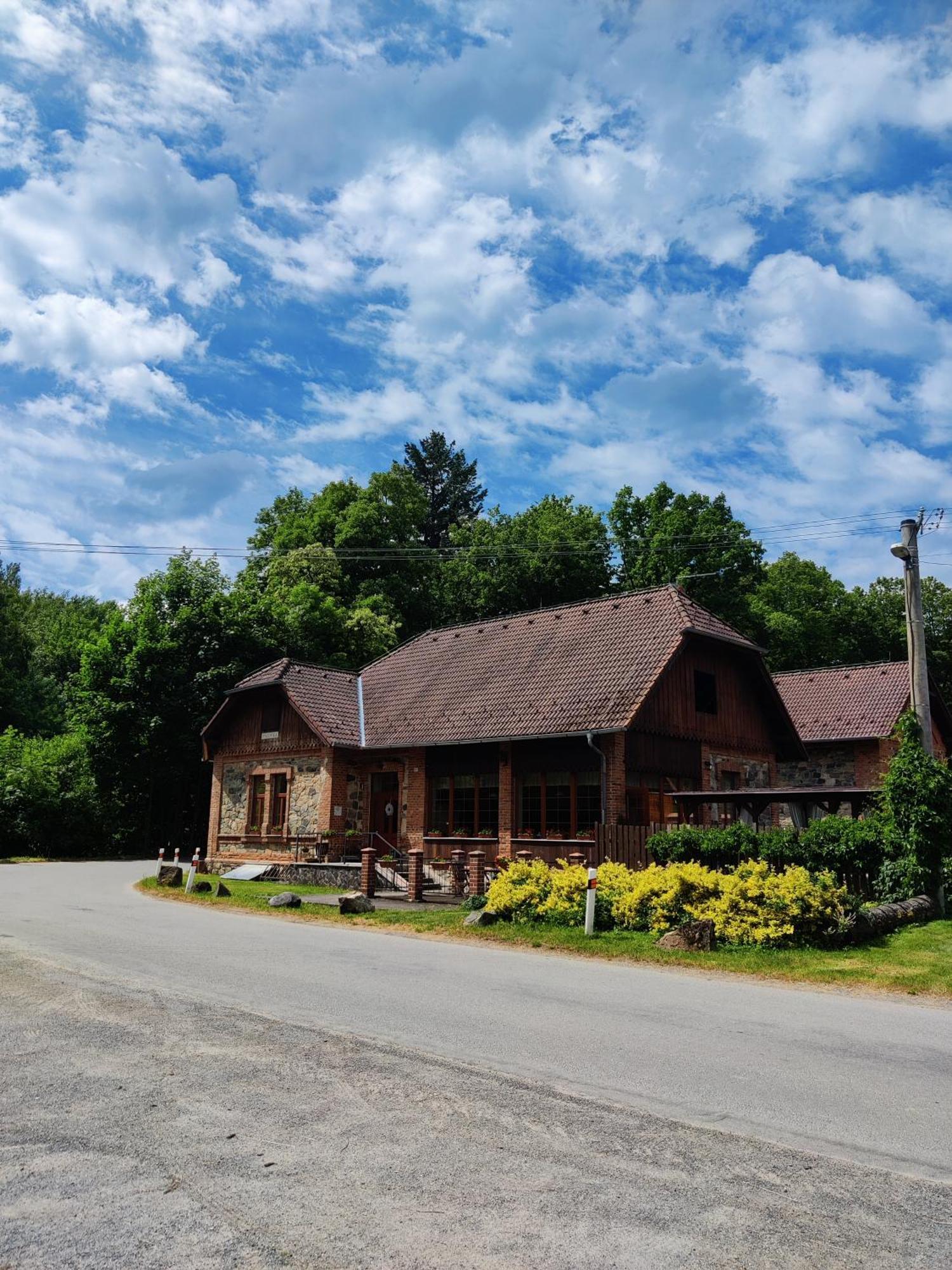 Penzion Pacovka Hotel Chynov Kültér fotó